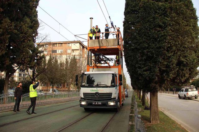 otomobilin carptigi aydinlatma diregi tramvay 11 14842888 o