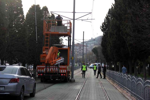 otomobilin carptigi aydinlatma diregi tramvay 12 14842888 o