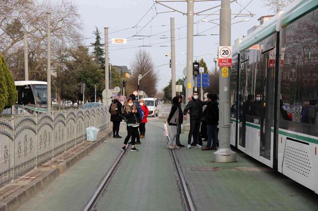 otomobilin carptigi aydinlatma diregi tramvay 13 14842888 o