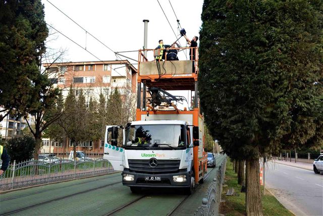 otomobilin carptigi aydinlatma diregi tramvay 3 14842888 o