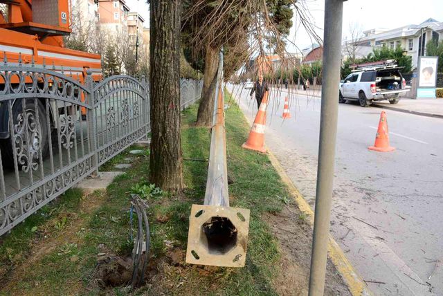 otomobilin carptigi aydinlatma diregi tramvay 4 14842888 o