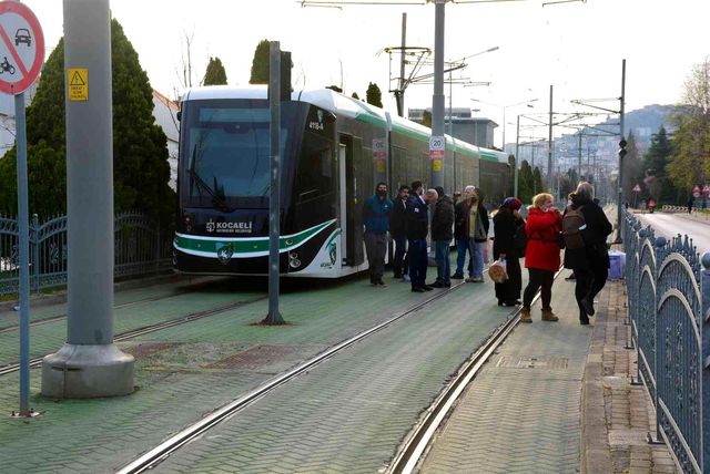 otomobilin carptigi aydinlatma diregi tramvay 5 14842888 o