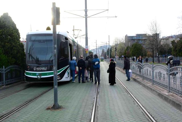 otomobilin carptigi aydinlatma diregi tramvay 6 14842888 o