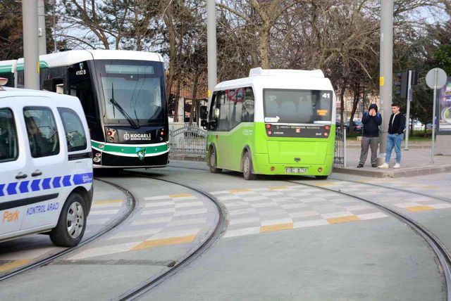 otomobilin carptigi aydinlatma diregi tramvay 7 14842888 o