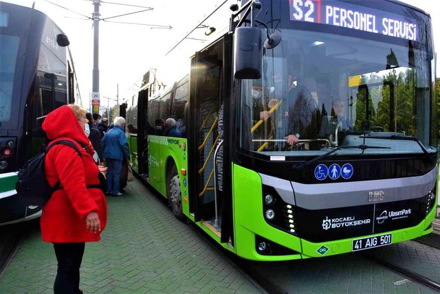 otomobilin carptigi aydinlatma diregi tramvay 8 14842888 o