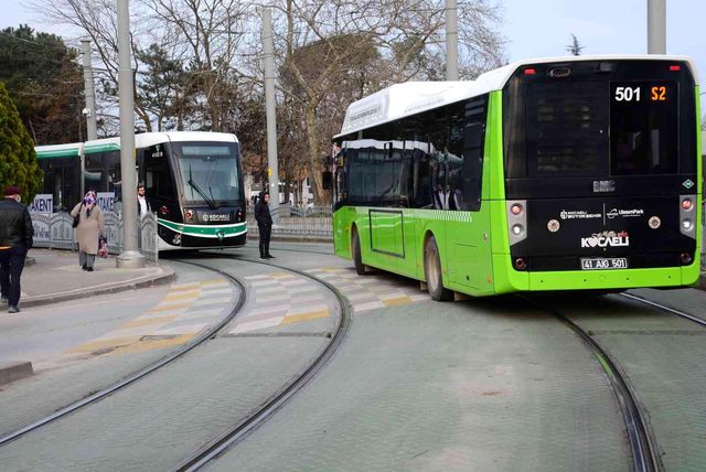 otomobilin carptigi aydinlatma diregi tramvay 9 14842888 o