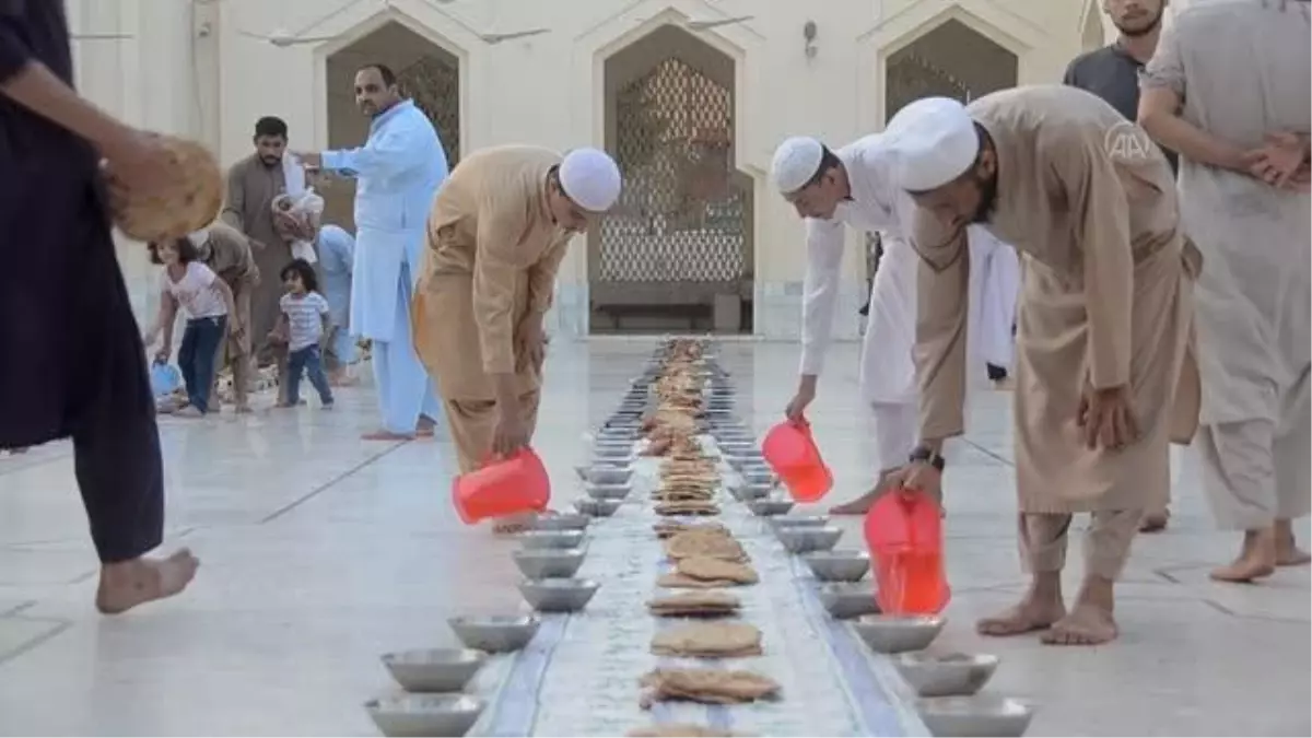 Pakistan'da cami avlusunda iftar