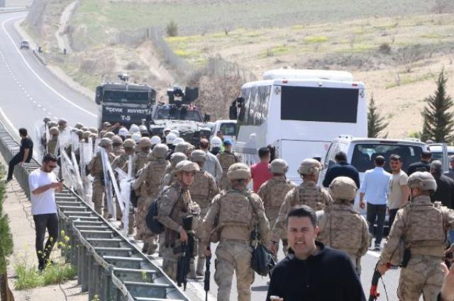 PKK elebaşı Öcalan'ın doğduğu mahalleye gitmek isteyen grupla güvenlik güçleri arasında gerginlik yaşandı
