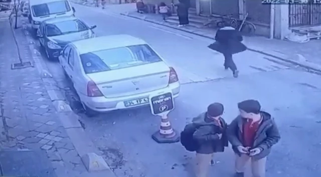 Sokak ortasında sopalı dehşet: Çocuklarının gözü önünde öldüresiye dövüp bayılttı