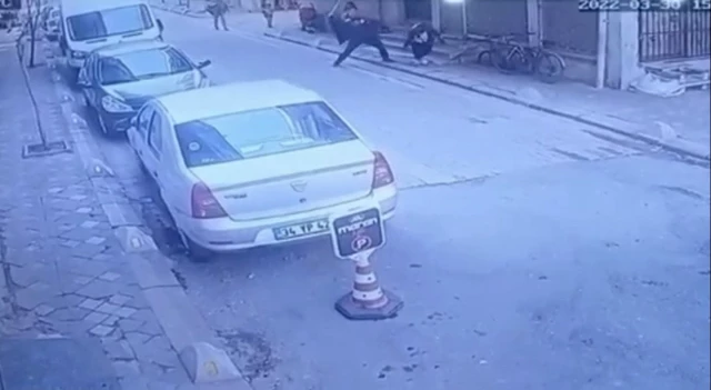 Sokak ortasında sopalı dehşet: Çocuklarının gözü önünde öldüresiye dövüp bayılttı