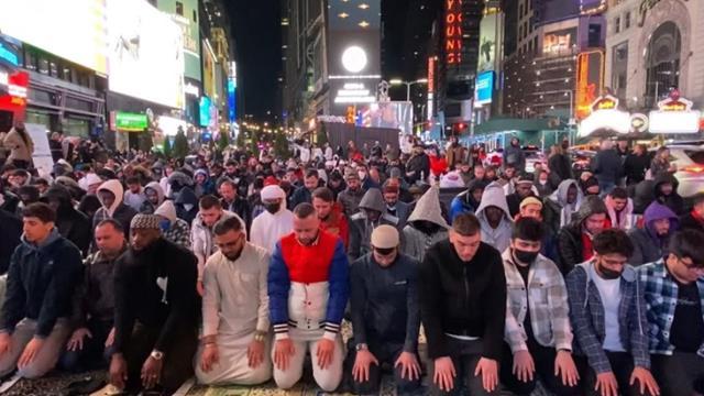 Tarihte birinci kere Times Meydanı'nda teravih namazı kılındı