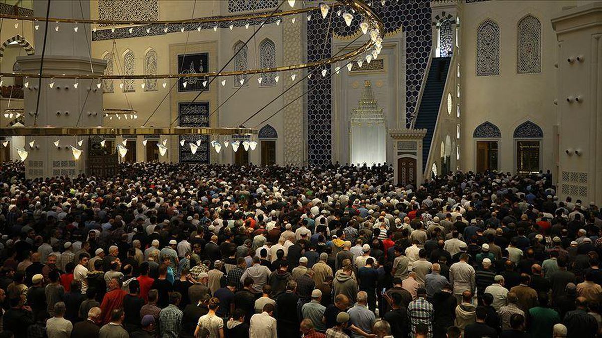 Teravih namazı 8 rekat kılınır mı? Teravih namazı kaç rekat? Teravih namazı 20 rekat mı, 8 rekat mı?