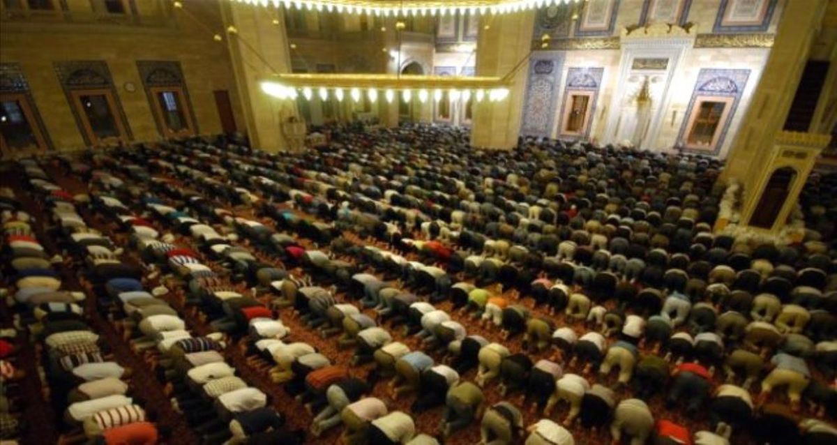 Teravih namazı farz mı, vacip mi, sünnet mi? Teravih namazı evde mi camide mi kılınır? Teravih namazının hükmü nedir?