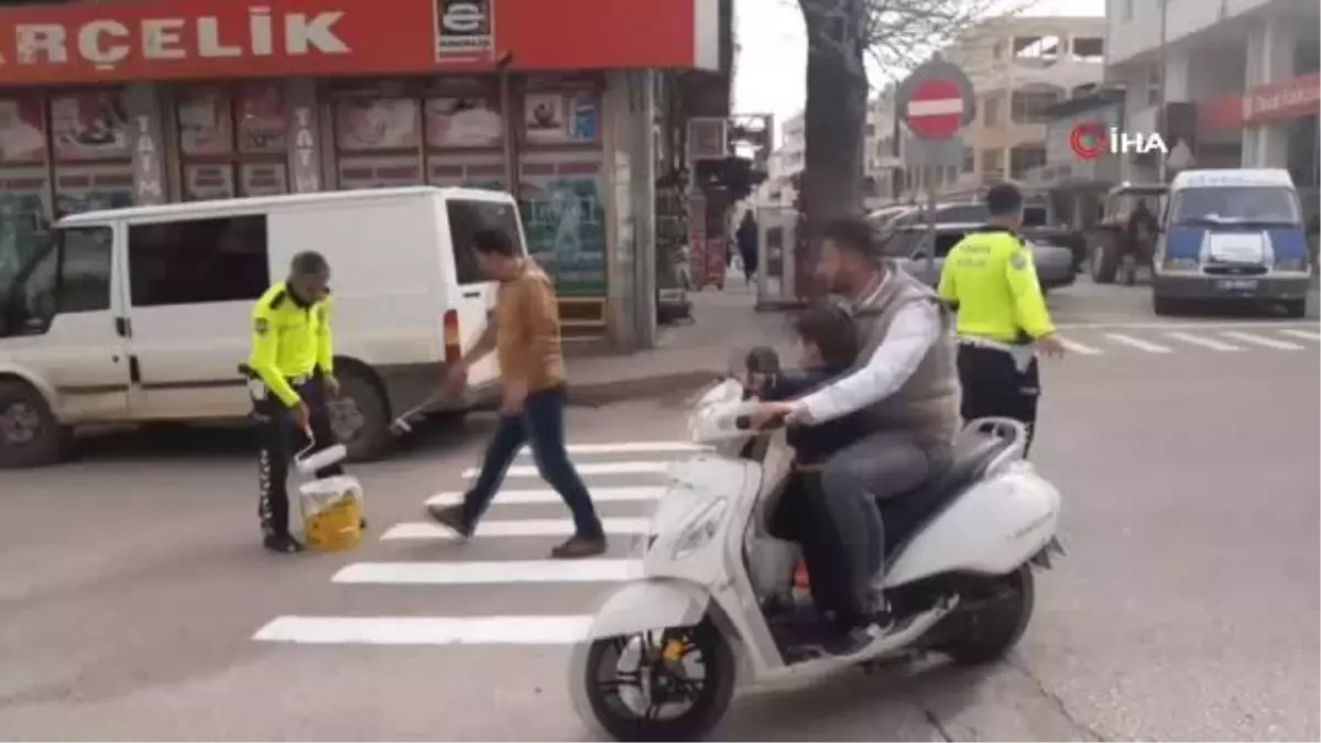 Son dakika haberi! Trafik polisleri yaya çizgilerini kendi eliyle boyadı