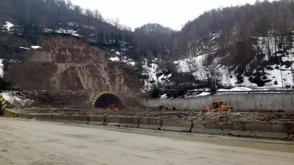 Heyelan iki tarafın de kapanmasına neden olmuştu! Bolu Dağı Tüneli tekrar ulaşıma açılıyor
