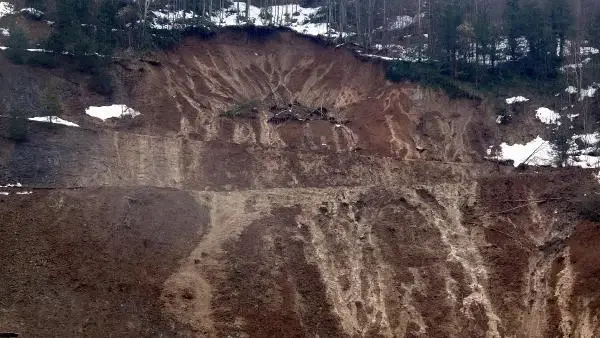 Heyelan iki tarafın de kapanmasına neden olmuştu! Bolu Dağı Tüneli tekrar ulaşıma açılıyor