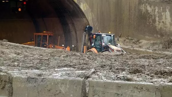 Heyelan iki tarafın de kapanmasına neden olmuştu! Bolu Dağı Tüneli tekrar ulaşıma açılıyor