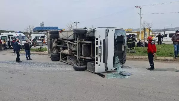 Personelleri taşıyan midibüs ile tırın çarpıştığı kazada 2'si ağır 25 kişi yaralandı