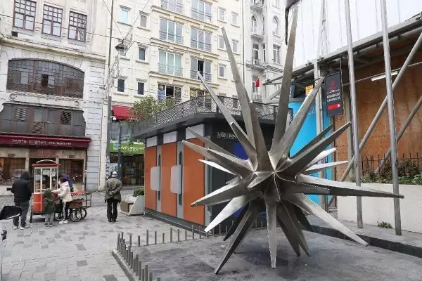 İstiklal Caddesi'nin sembolüne ATM gölgesi İstiklal Caddesi'nin sembolüne ATM gölgesi