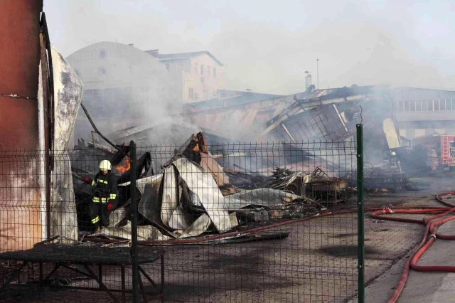Son Dakika | Mobilya fabrikasında çıkan yangın denetim altına alındı