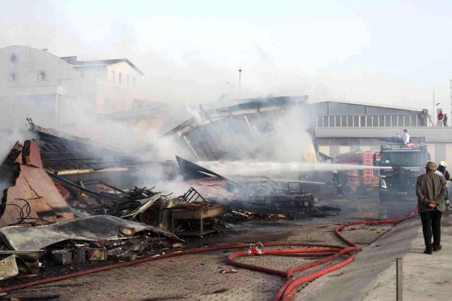 Son Dakika | Mobilya fabrikasında çıkan yangın denetim altına alındı
