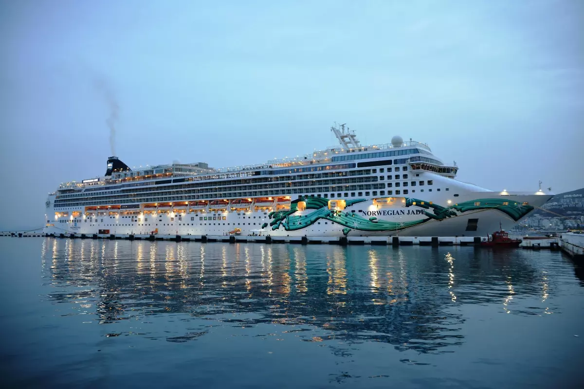 Kuşadası'na 2 kruvaziyerle bin 114 turist geldi