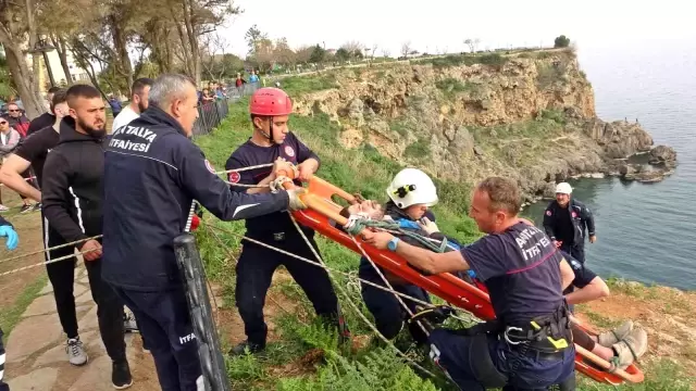 Son dakika haber: Falezlerdeki görünüm keyfi faciaya dönüştü: İtfaiye grupları yaralı genci halat yardımıyla kurtardı