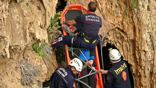 Son dakika haber: Falezlerdeki görünüm keyfi faciaya dönüştü: İtfaiye grupları yaralı genci halat yardımıyla kurtardı