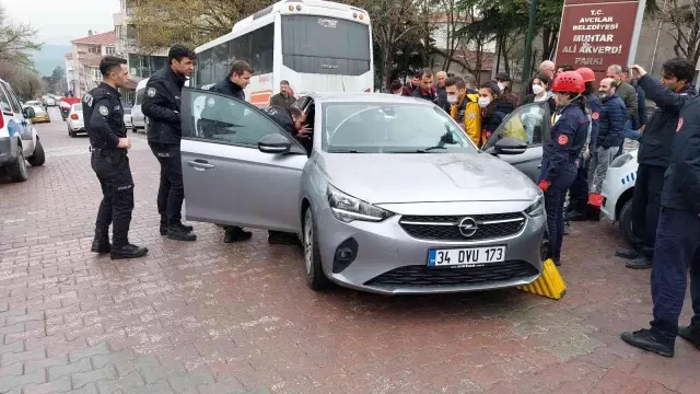 Polis ve sıhhat takımları yol ortasında sızan alkollü sürücüyü uyandırmak için ağır gayret sarf etti