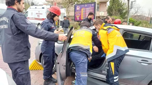 Polis ve sıhhat takımları yol ortasında sızan alkollü sürücüyü uyandırmak için ağır gayret sarf etti