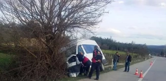 Sinop'ta minibüsün ağaca çarptığı kazada 3 kişi yaralandı