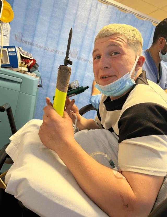 Akılalmaz olay! Korner direği öyle bir yerine saplandı ki gören hayrete düştü Akılalmaz olay! Korner direği öyle bir yerine saplandı ki gören hayrete düştü