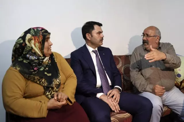Bakan Kurum ziyaret ettiği ailenin ev taksitlerini üstlendi Bakan Kurum ziyaret ettiği ailenin ev taksitlerini üstlendi
