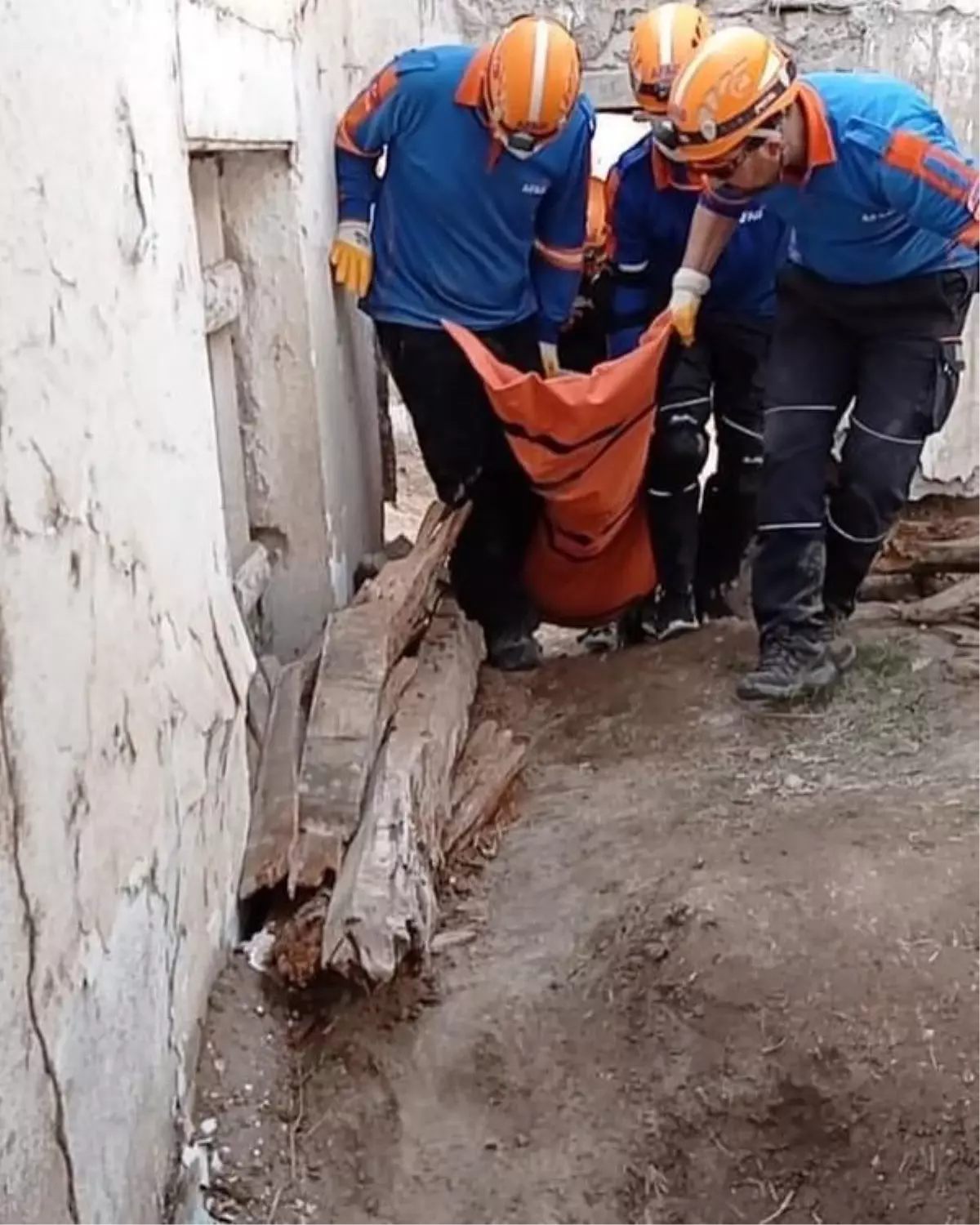 Çöken metruk evin çatısı altında ölü bulundu