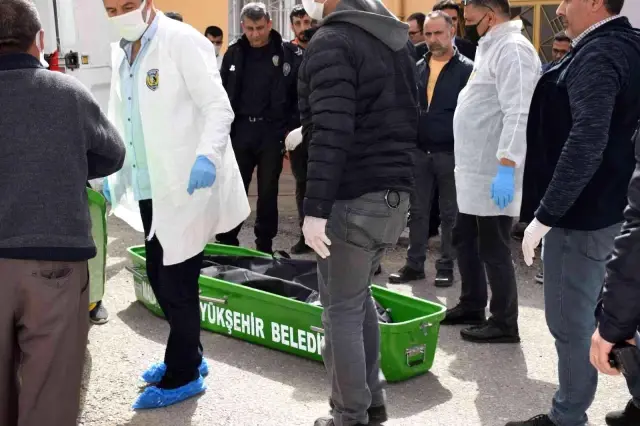 Ölüm ihbarına giden polisler, evin odalarında kazılmış 1'er metrelik çukurlar buldu Ölüm ihbarına giden polisler, evin odalarında kazılmış 1'er metrelik çukurlar buldu