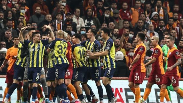 Fenerbahçe derbisinden evvel deprem! Galatasaray'da futbolcuları yıkan karar