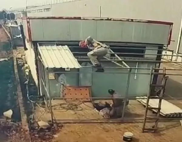 İnşaat ustası 4 metre yükseklikten düştü; o anlar kamerada İnşaat ustası 4 metre yükseklikten düştü; o anlar kamerada
