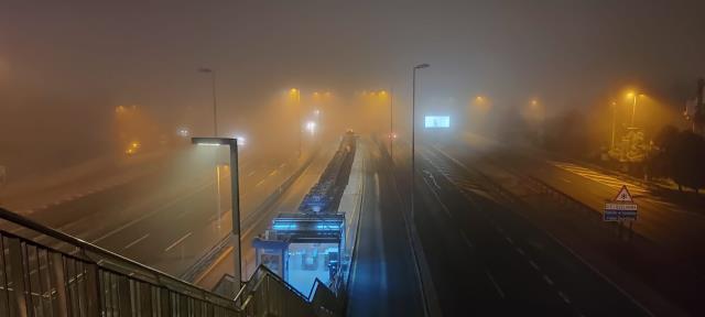 İstanbul'da göz gözü görmüyor! Sis her yeri kapladı, Boğaz trafiği askıya alındı