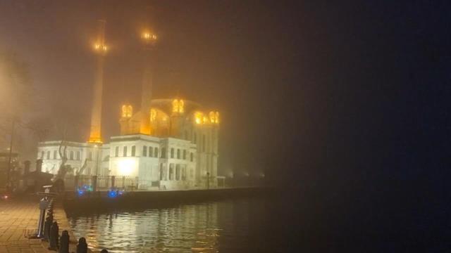 İstanbul'da göz gözü görmüyor! Sis her yeri kapladı, Boğaz trafiği askıya alındı