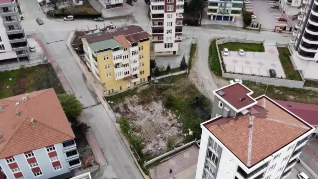 Karadeniz fıkrası değil gerçek! Adresi karıştıran kepçe operatörü yanlış binayı yıktı