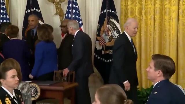 Obama, Beyaz Saray'da ABD Başkanı'nın forsunu fena bozdu! Olanları gören Biden, uzaktan bakakaldı