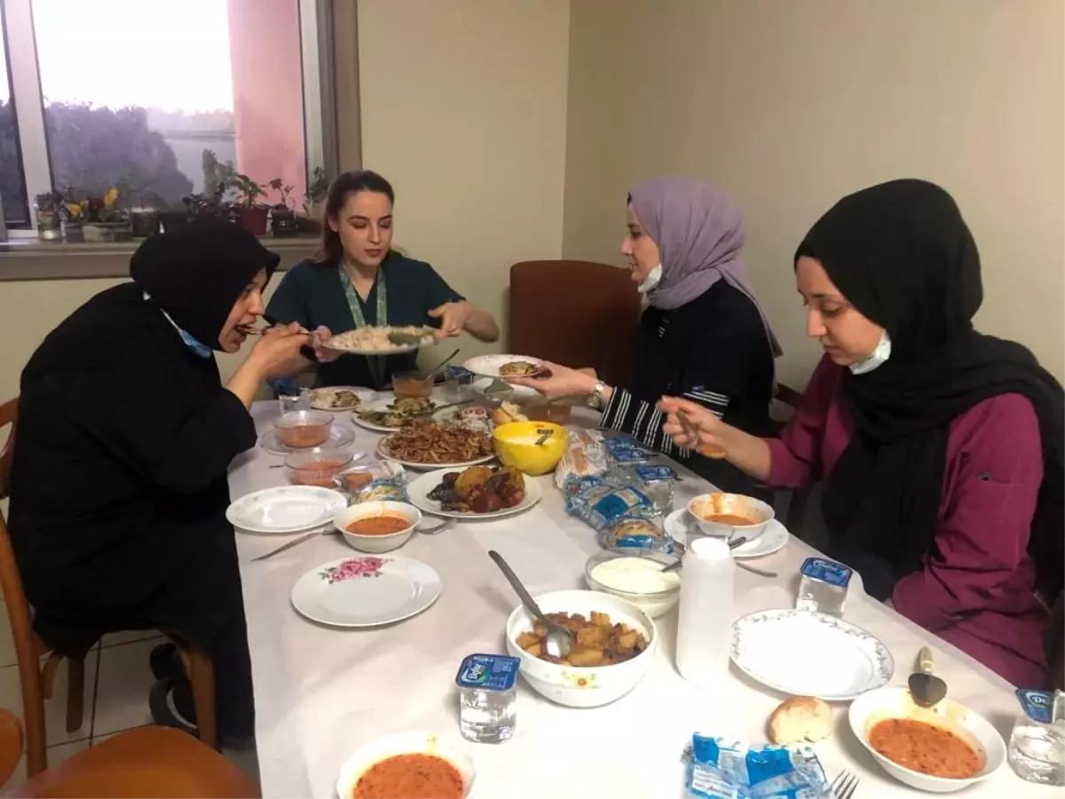 Sağlık çalışanlarının yoğun mesaisi Ramazan'da da devam ediyor