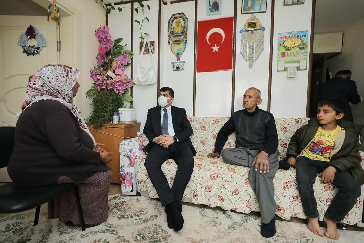 Şehitkamil Belediye Başkanı Rabia Altıparmak'ı verdiği söz üzerine iftar öncesi evinde ziyaret etti