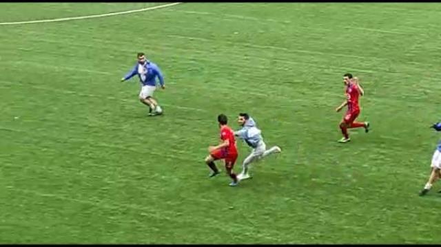 Amatör Lig'de büyük rezillik! Futbolcular birbirlerine öldüresiye saldırdı, hastaneye kaldırılanlar var