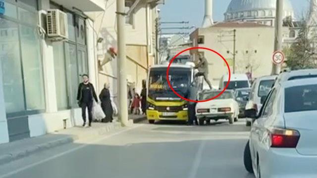 Bu neyin öfkesi! Otomobilin üzerine çıktı, minibüs sürücüsüne böyle tekme attı Bu neyin öfkesi! Otomobilin üzerine çıktı, minibüs sürücüsüne böyle tekme attı