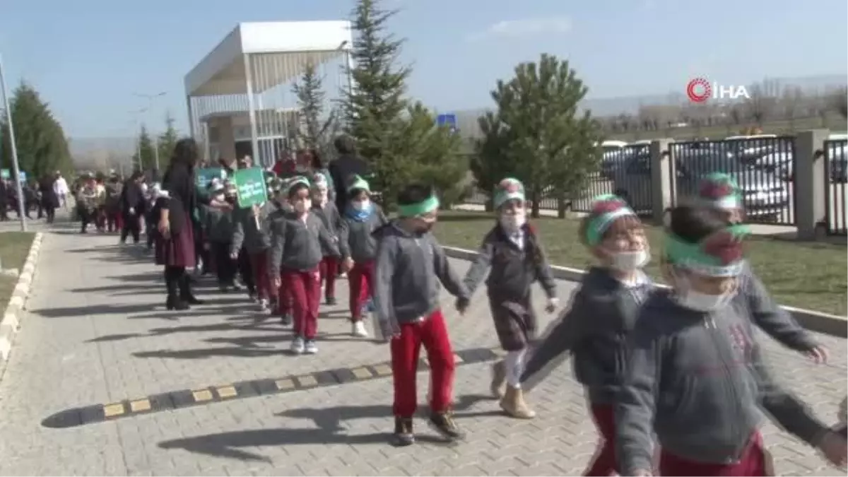 Çocuklar mor patates tohumlarını toprakla buluşturdu