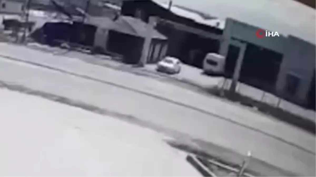Son dakika haberi... El freni çekilmeyen araç hareket etti... Facianın eşiğinden dönülen anlar kamerada