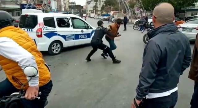 Gözaltına alınan zanlı, polis aracının camından kendini dışarıya attı! O anlar kamerada Gözaltına alınan zanlı, polis aracının camından kendini dışarıya attı! O anlar kamerada