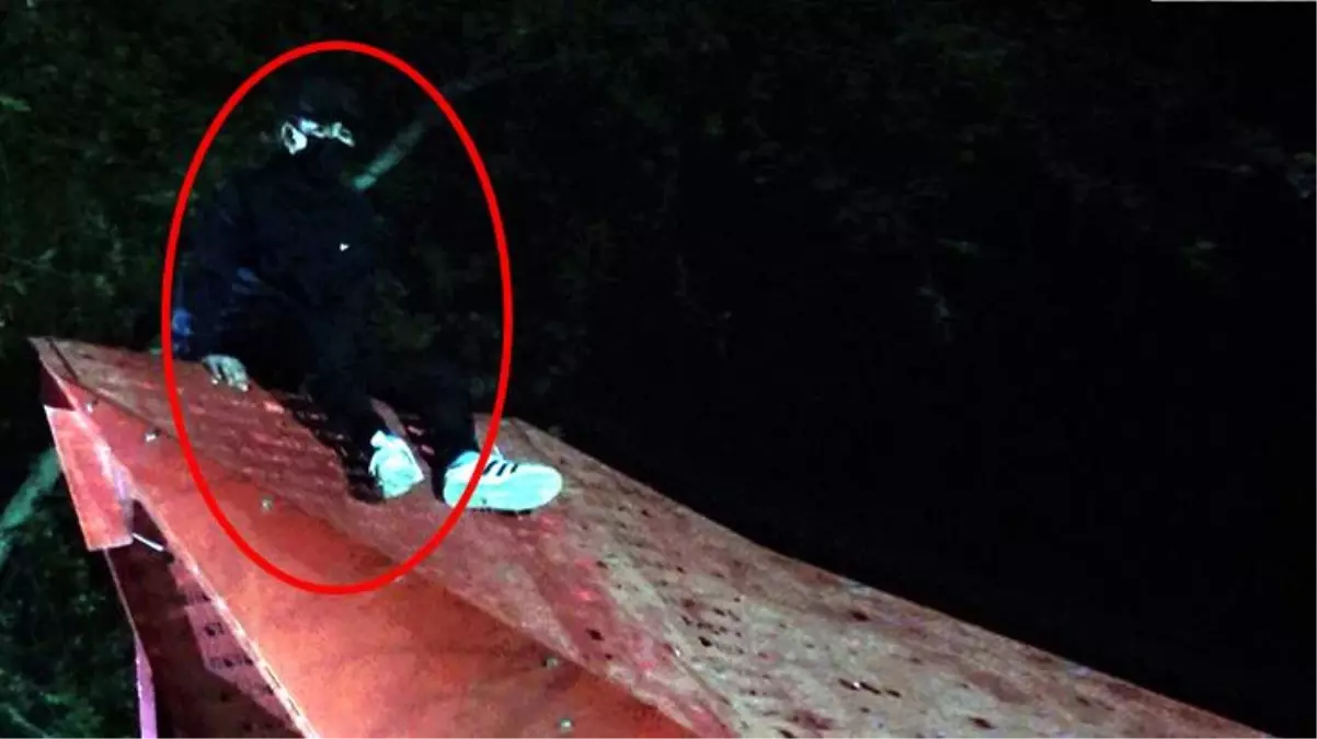 'Haydi biraz eğlenelim' diye çıktığı anıtta mahsur kaldı, yardımına itfaiye koştu