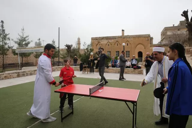 İmam ve kilise görevlisi tarihi cami ve kilisede masa tenisi oynadı